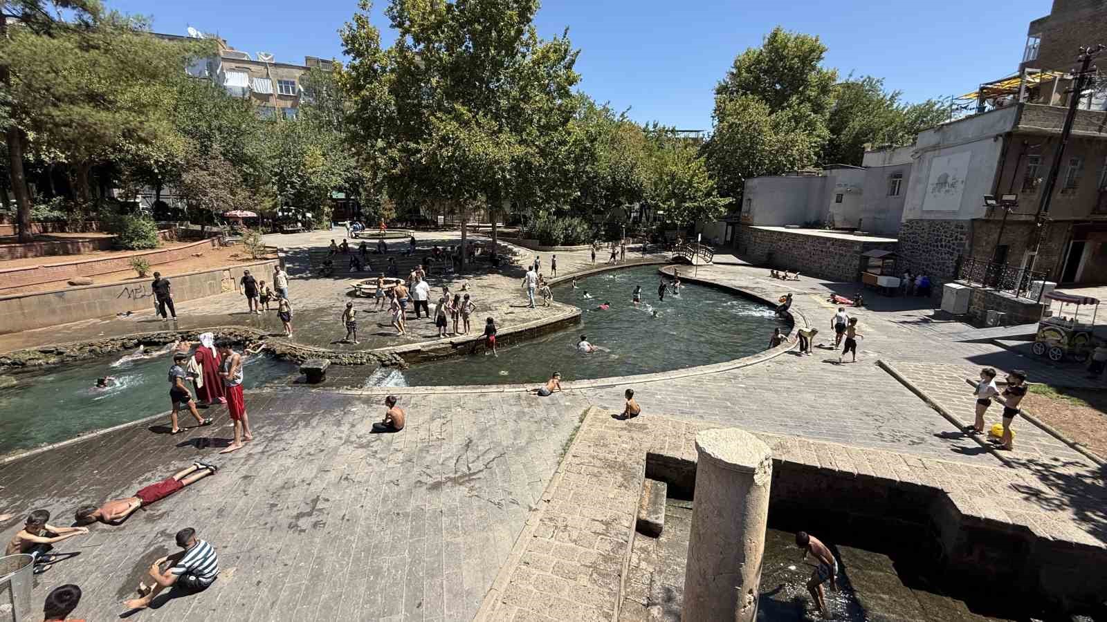 Sıcak havada kavrulan &ccedil;ocuklar, s&uuml;s havuzunda serinliyor
