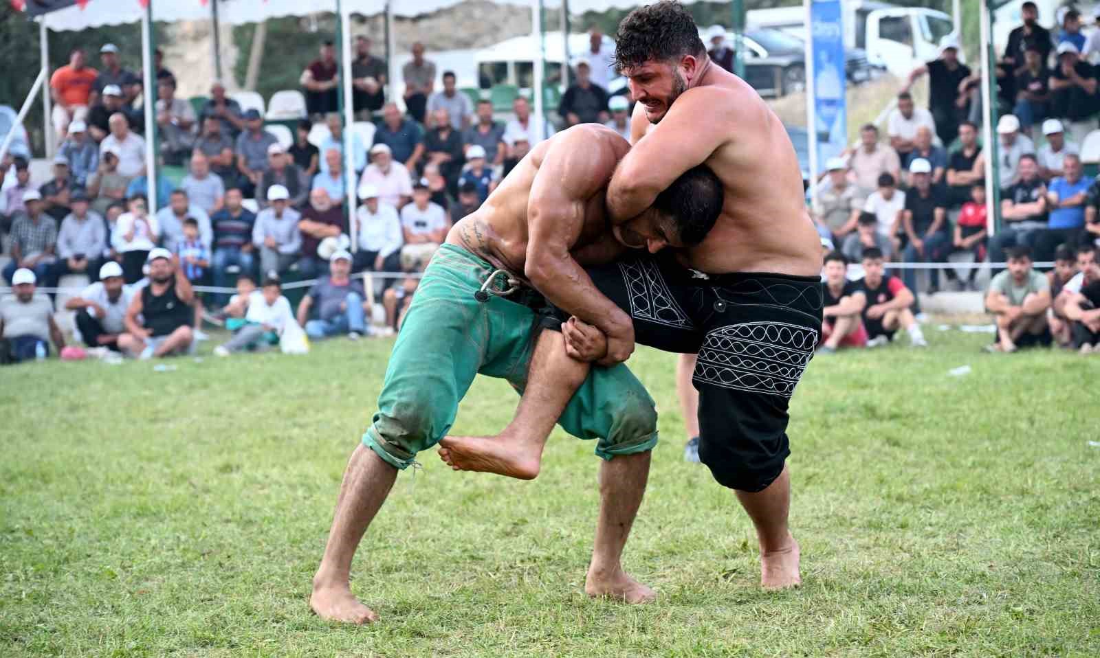 Tortum’da güreşler nefes kesti