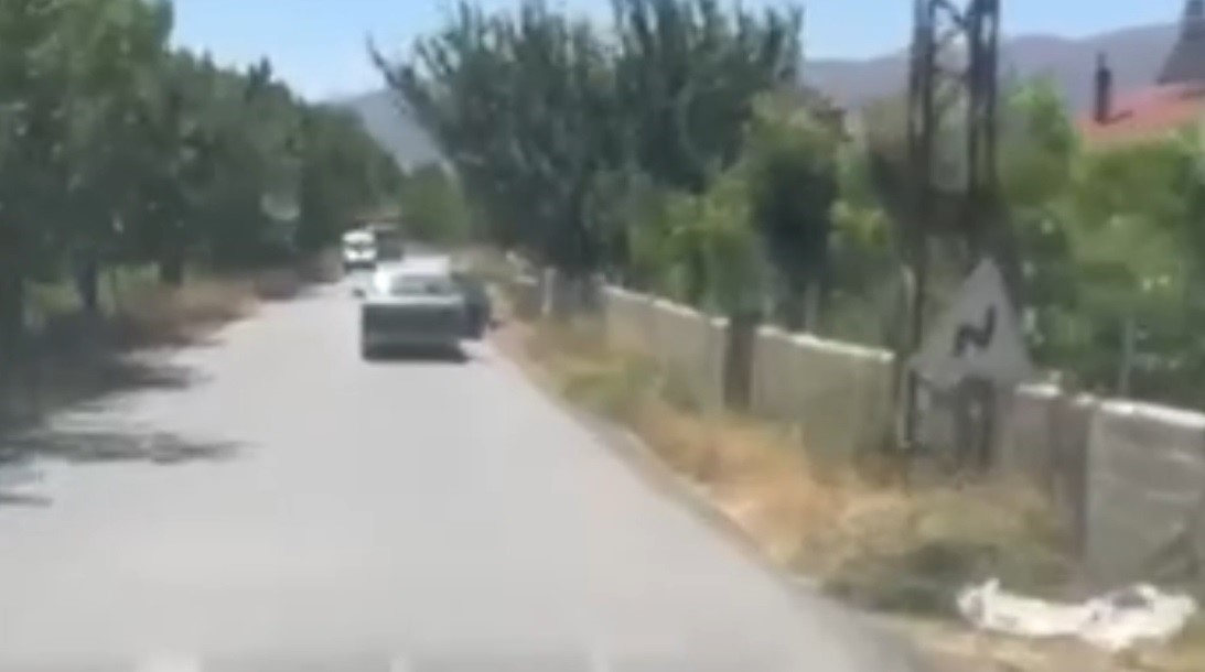 Erzincan&rsquo;da a&ccedil;ık kapılı ara&ccedil;la trafikte riskli yolculuk

