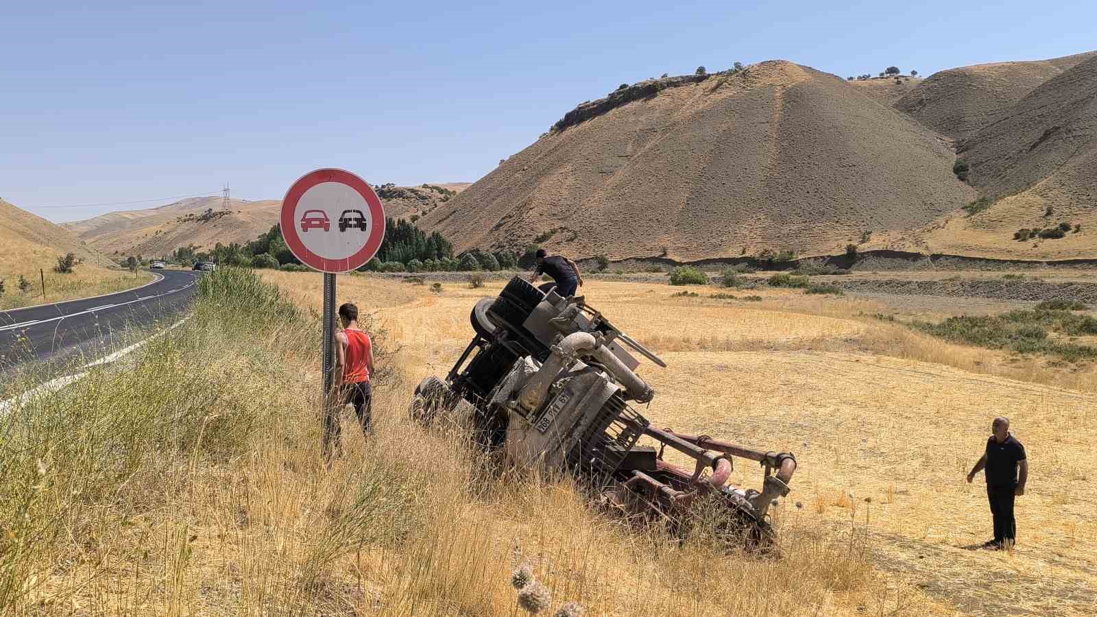 Muş’ta beton pompası yüklü tırı şarampole yuvarlandı
