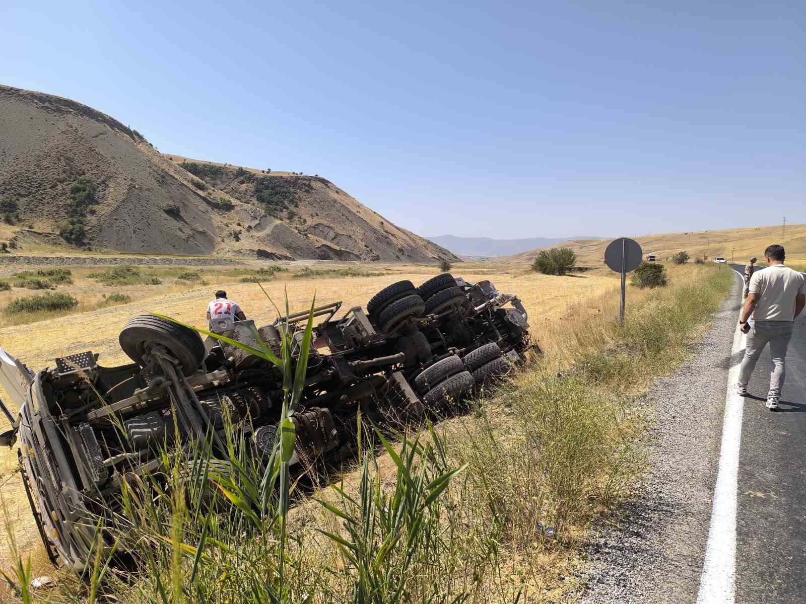 Muş&rsquo;ta beton pompası y&uuml;kl&uuml; tırı şarampole yuvarlandı
