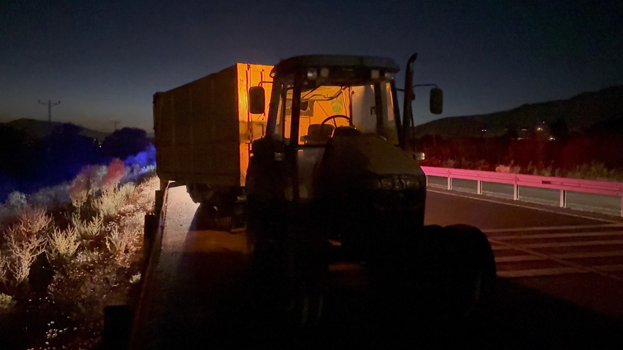 Erzincan’da traktör ile otomobil çarpıştı