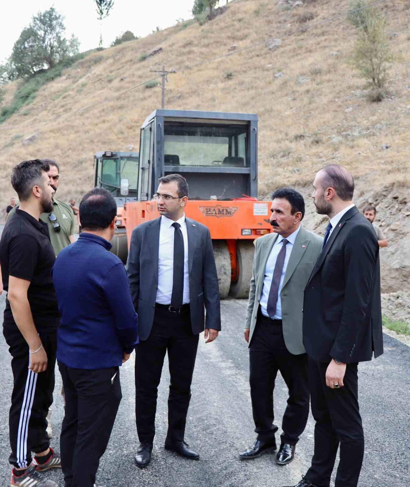 Beyt&uuml;şşebap Kaymakamı Taşkıran, yol yapım &ccedil;alışmalarını denetledi
