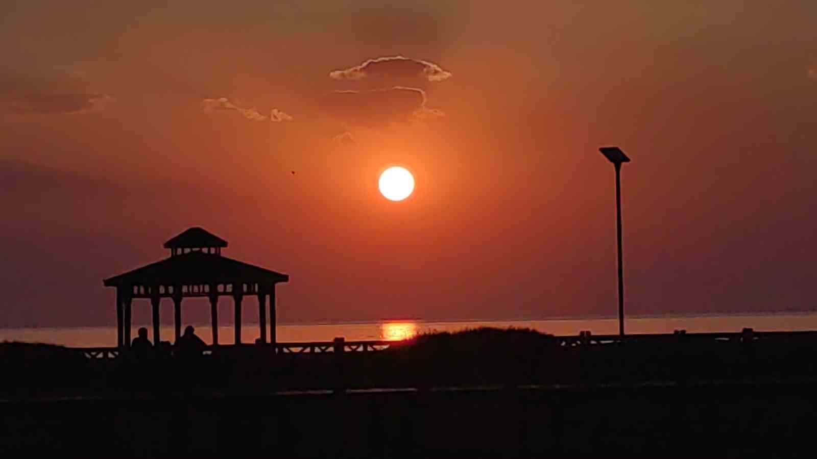 Gün batımı Van Gölü’nde seyirlik bir güzellik sunuyor