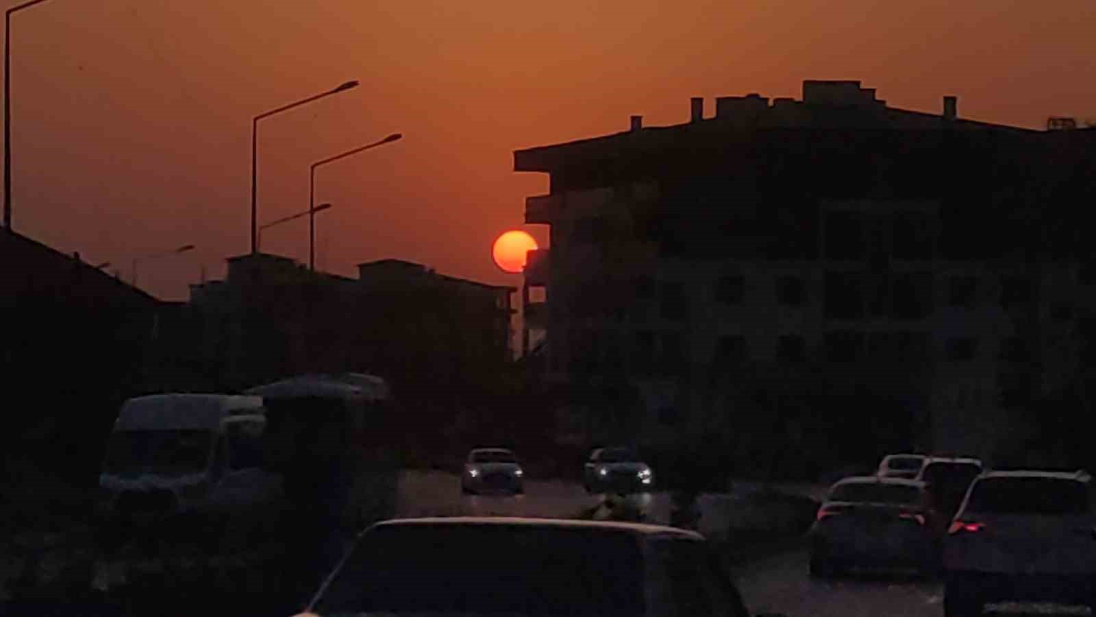 G&uuml;n batımı Van G&ouml;l&uuml;&rsquo;nde seyirlik bir g&uuml;zellik sunuyor
