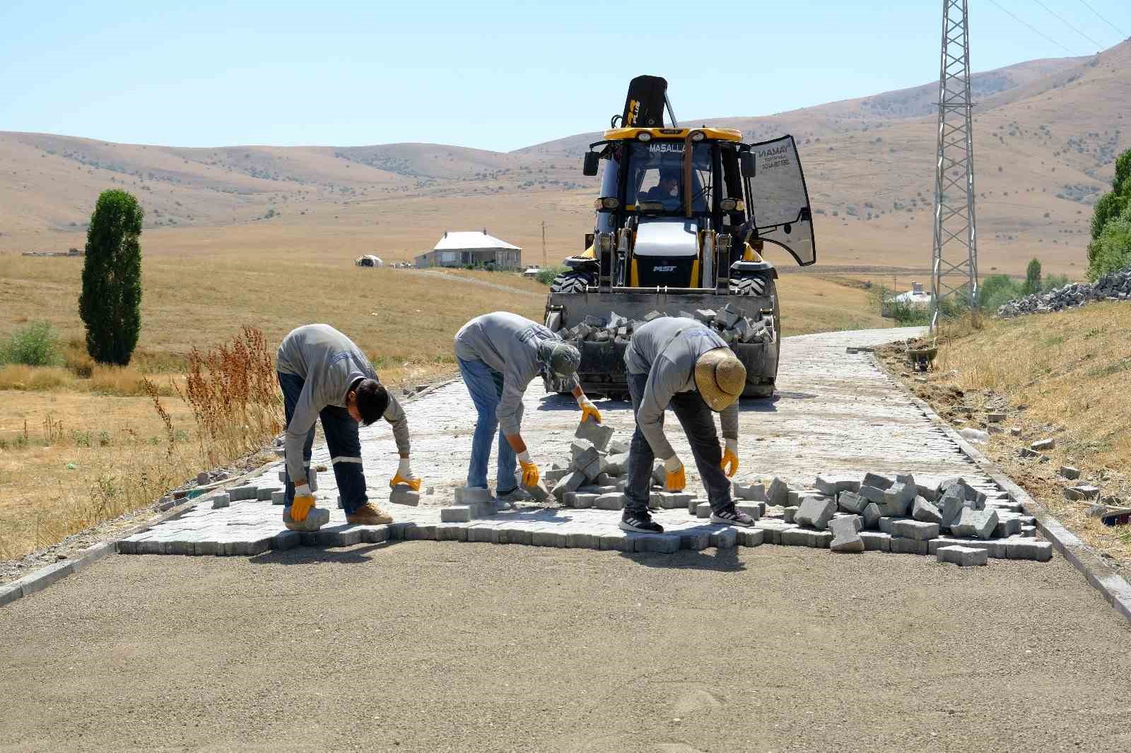 Ağrı’da köy yolları modern görünüme kavuşuyor