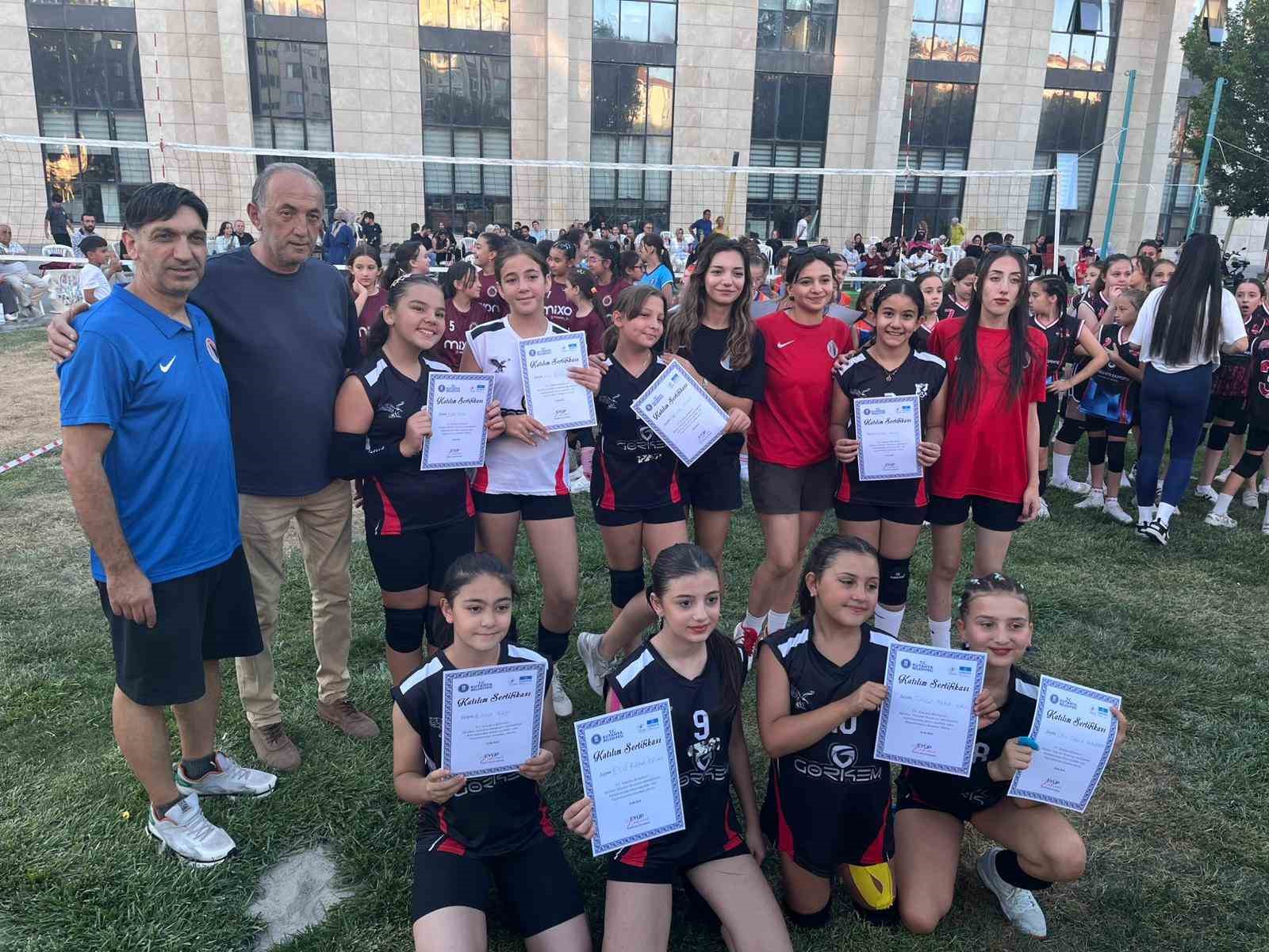 Moymulspor A Takımı voleybol turnuvasını şampiyon tamamladı