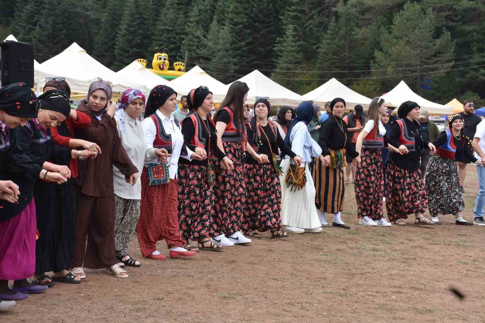 Binlerce vatandaş 3 günlük şenlikte horon teperek doyasıya eğlendi