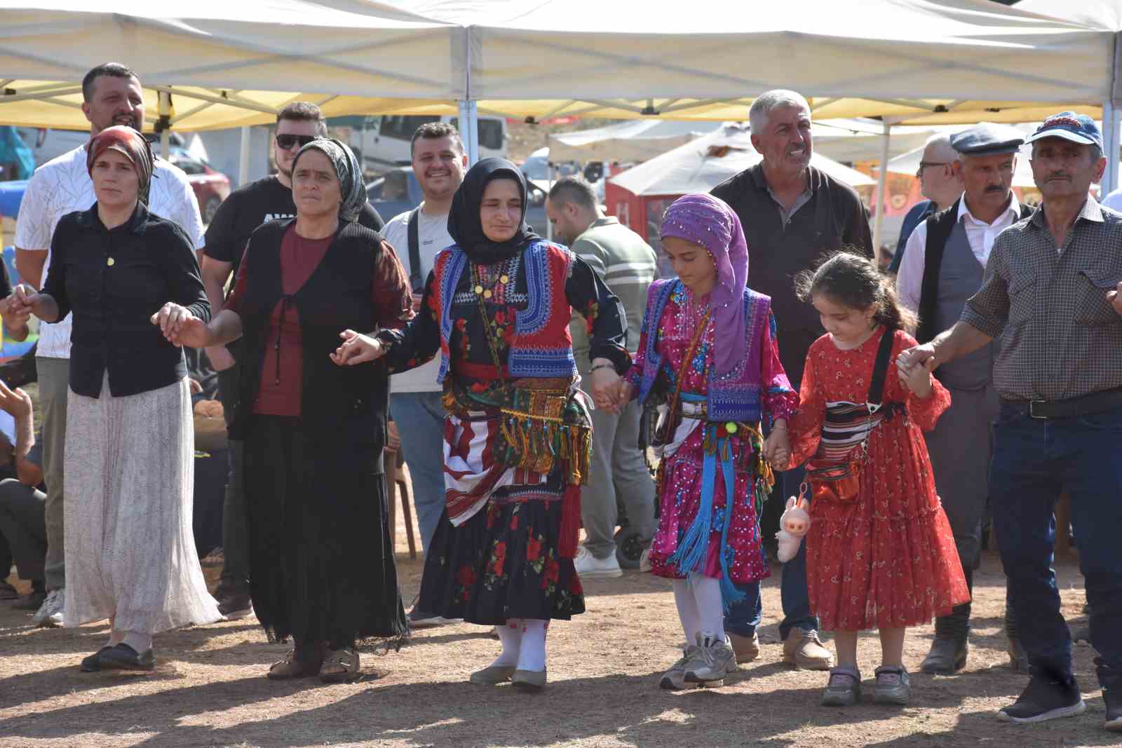 Binlerce vatandaş 3 g&uuml;nl&uuml;k şenlikte horon teperek doyasıya eğlendi
