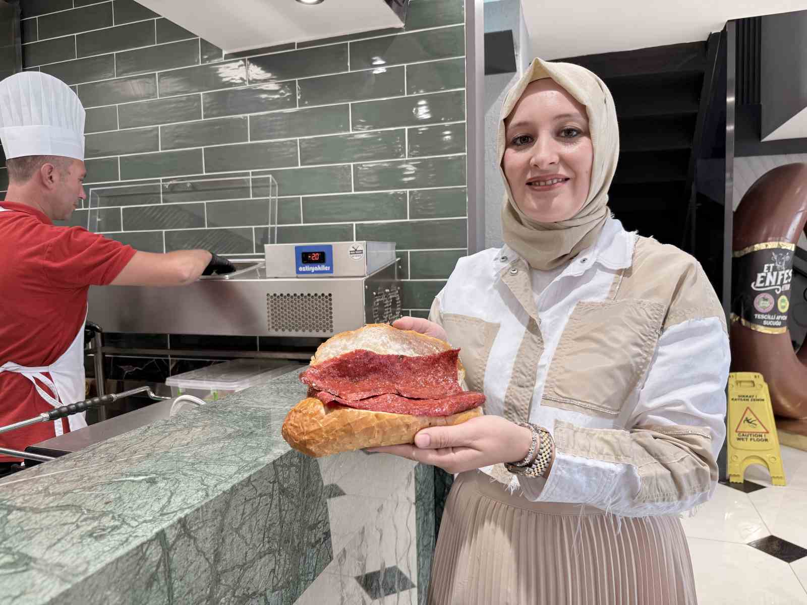 Tatilcilerin yeni gözdesi sucuk döner