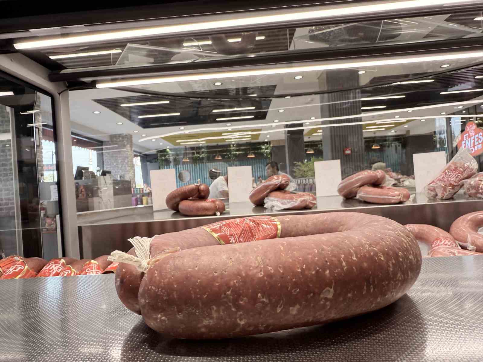 Tatilcilerin yeni g&ouml;zdesi sucuk d&ouml;ner
