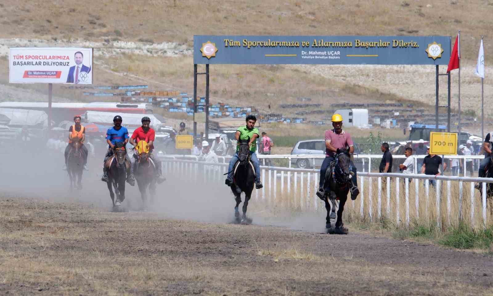 Erzurum’da rahvan at yarışları nefesleri kesti