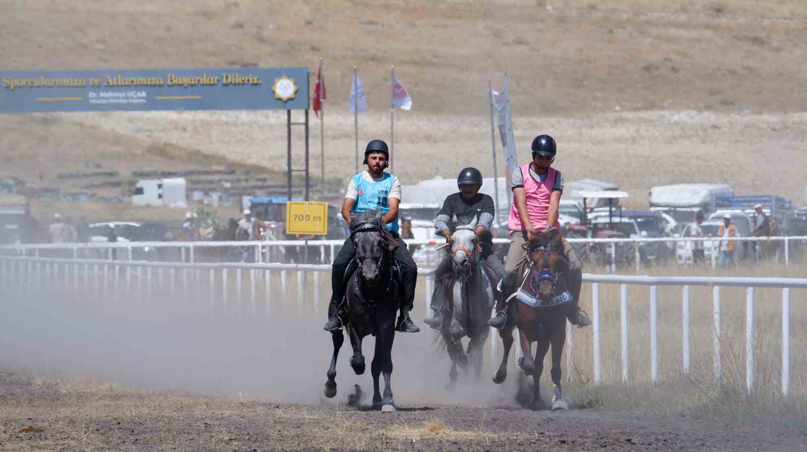 Erzurum&rsquo;da rahvan at yarışları nefesleri kesti
