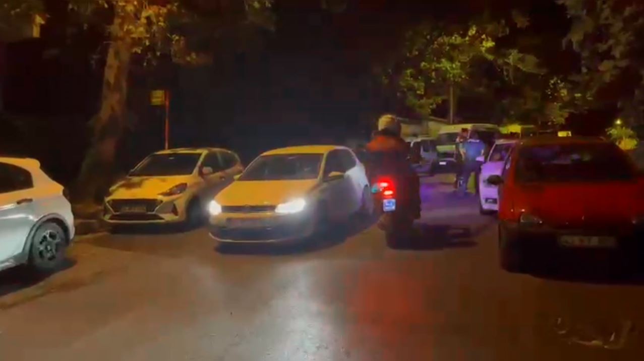 Sarıyer&rsquo;de polis ekiplerinden sokaklarda &lsquo;Akşam S&uuml;rprizi&rsquo;
