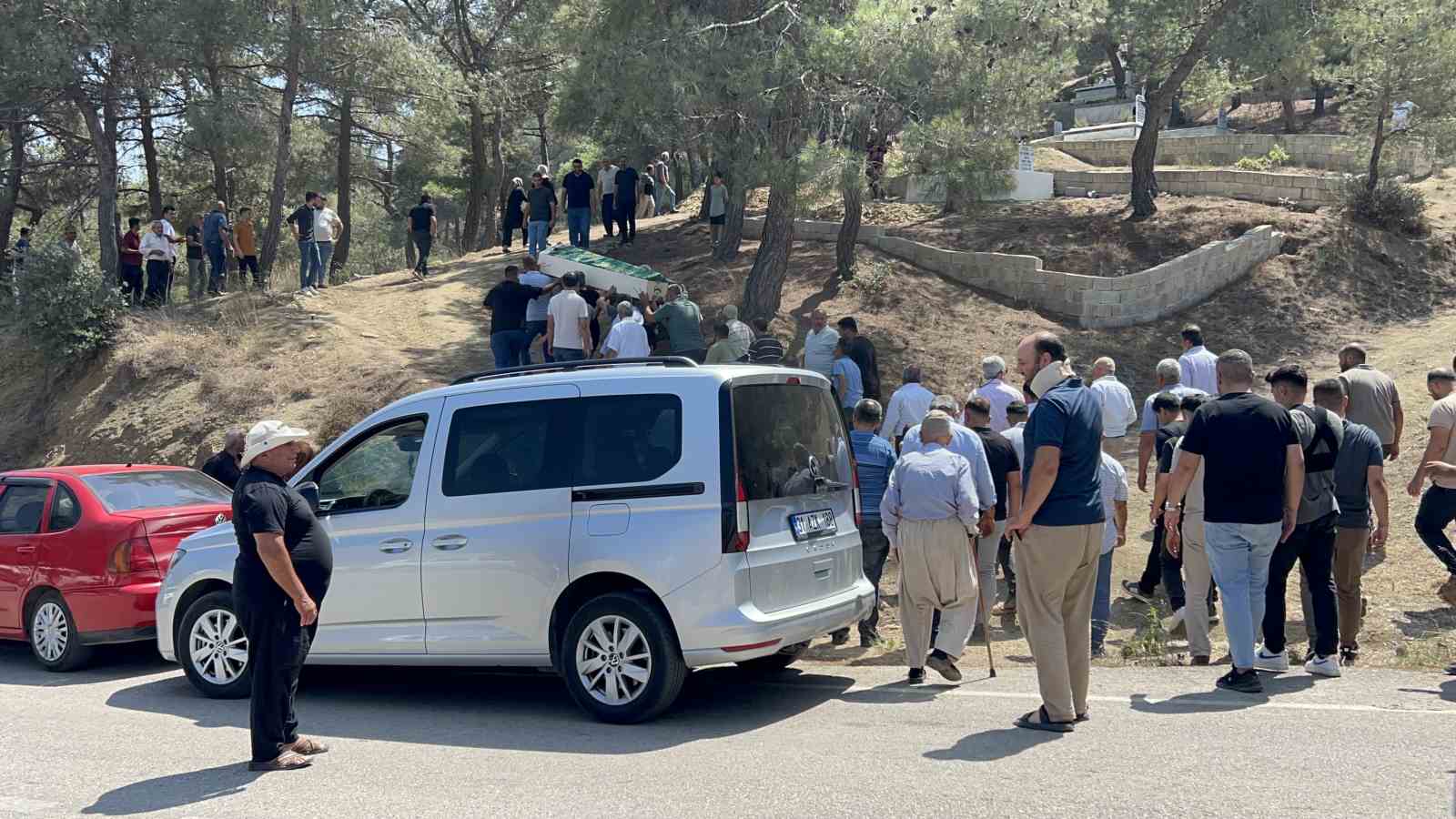 Hatay&rsquo;da d&uuml;ğ&uuml;n yolunda feci kaza: Anne ve kızı yan yana toprağa verildi
