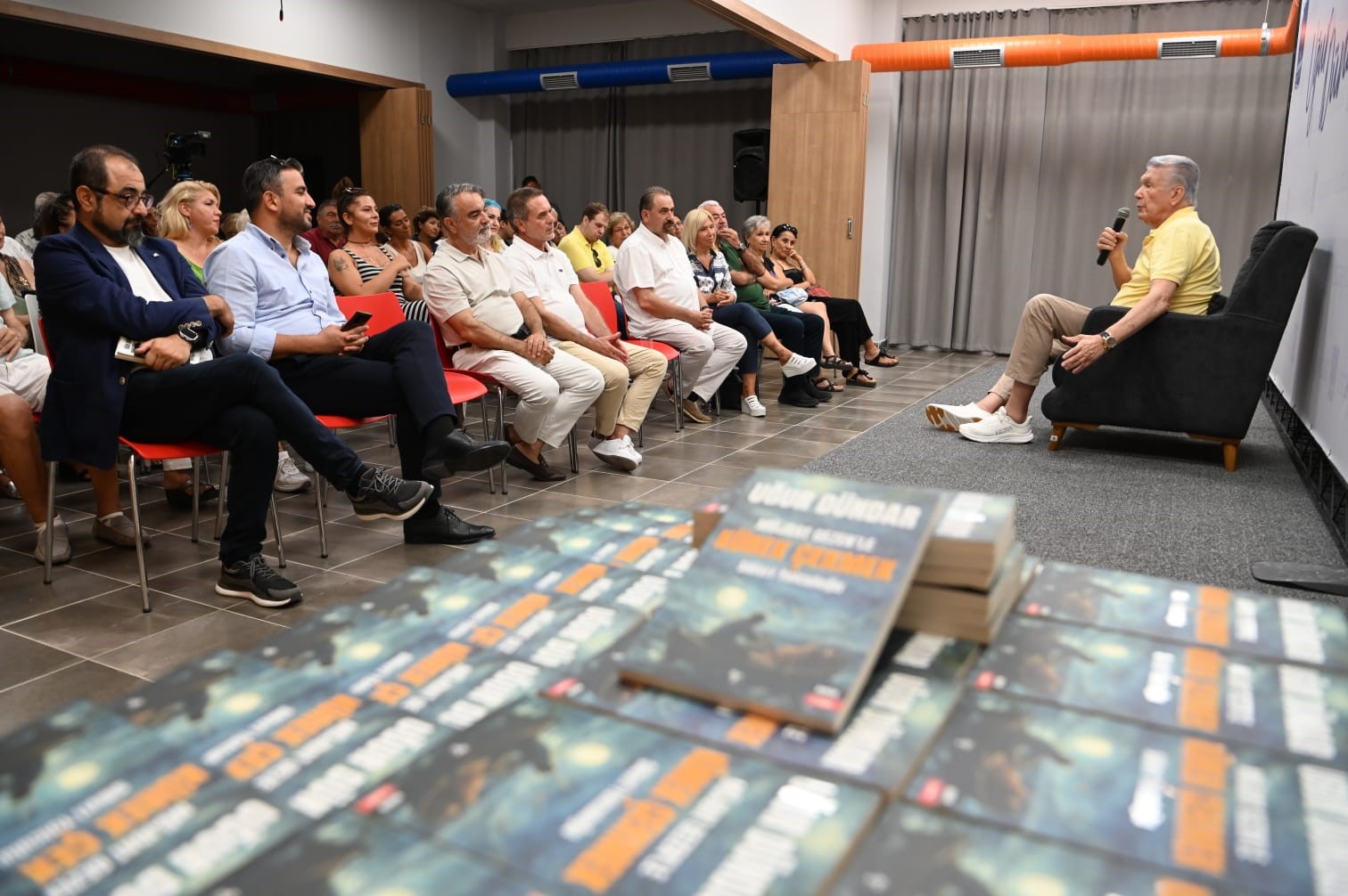 Gazeteci Uğur Dündar Kuşadası’nda sevenleriyle buluştu