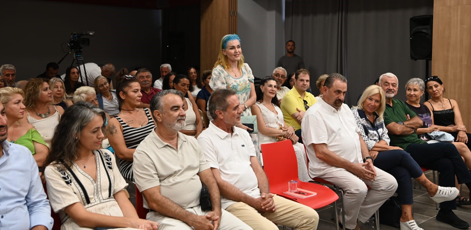 Gazeteci Uğur D&uuml;ndar Kuşadası&rsquo;nda sevenleriyle buluştu
