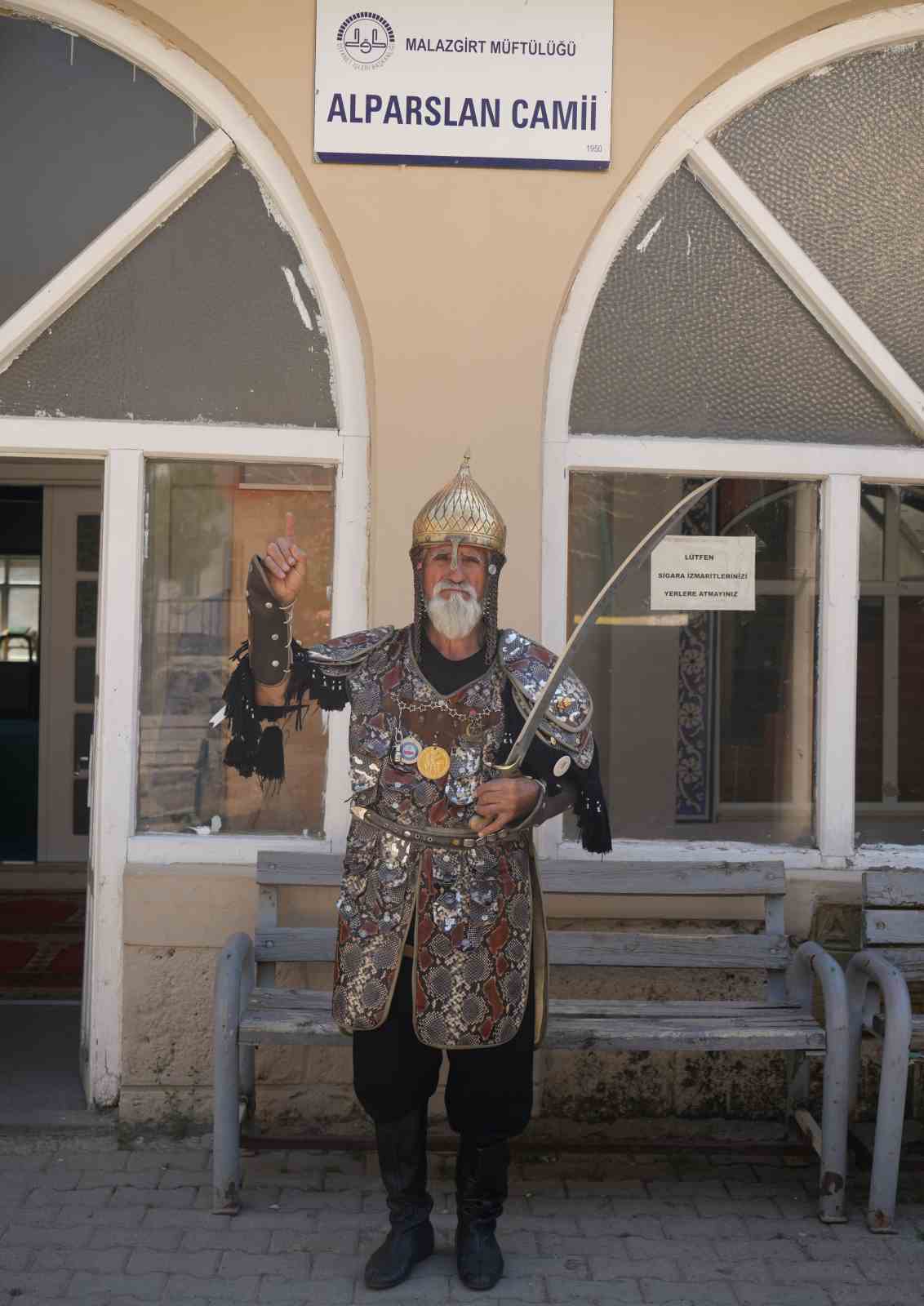 Alparslan kıyafeti ile Malazgirt&rsquo;i gezen Hasan Keskin, "Malazgirtli &ccedil;ocuklar bana Alparslan dede diye sesleniyor"
