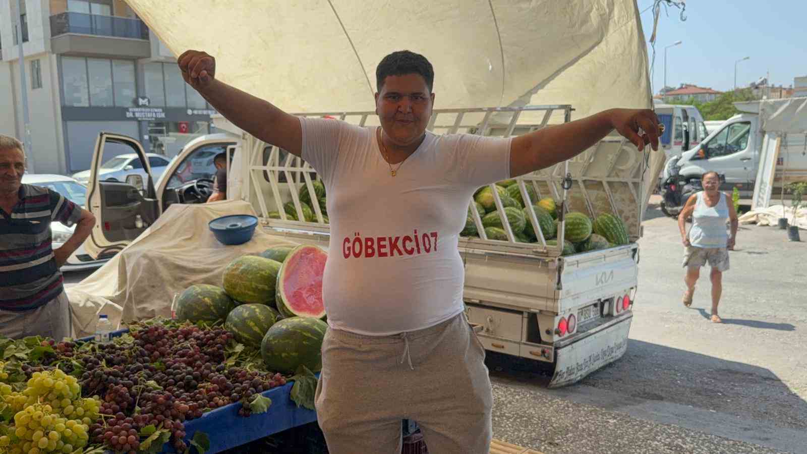 Göbek atarak karpuz satıyor