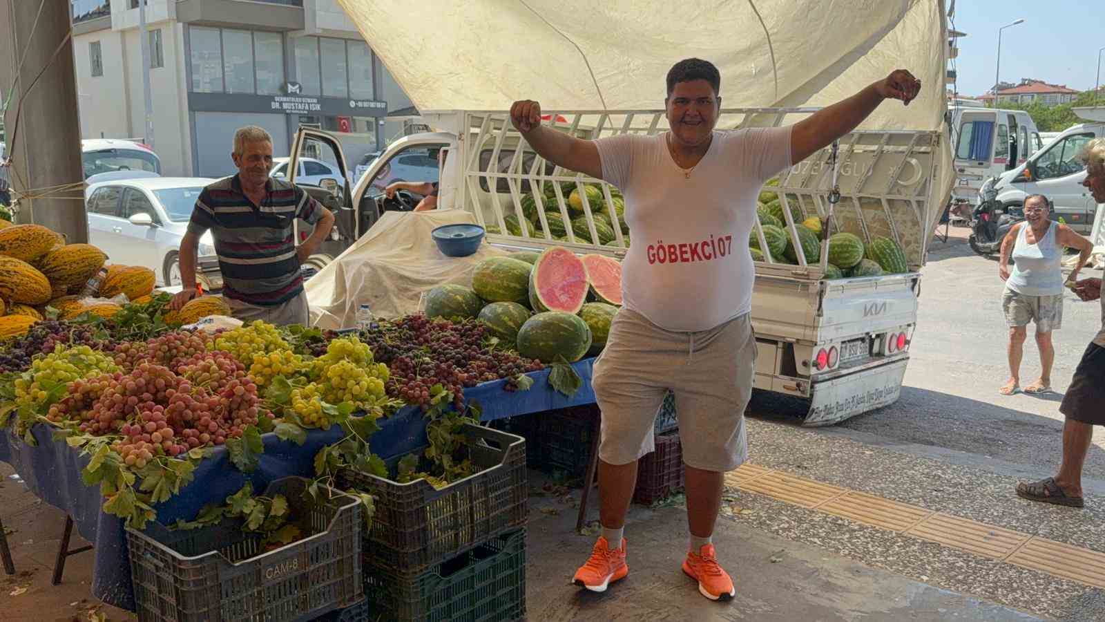 G&ouml;bek atarak karpuz satıyor
