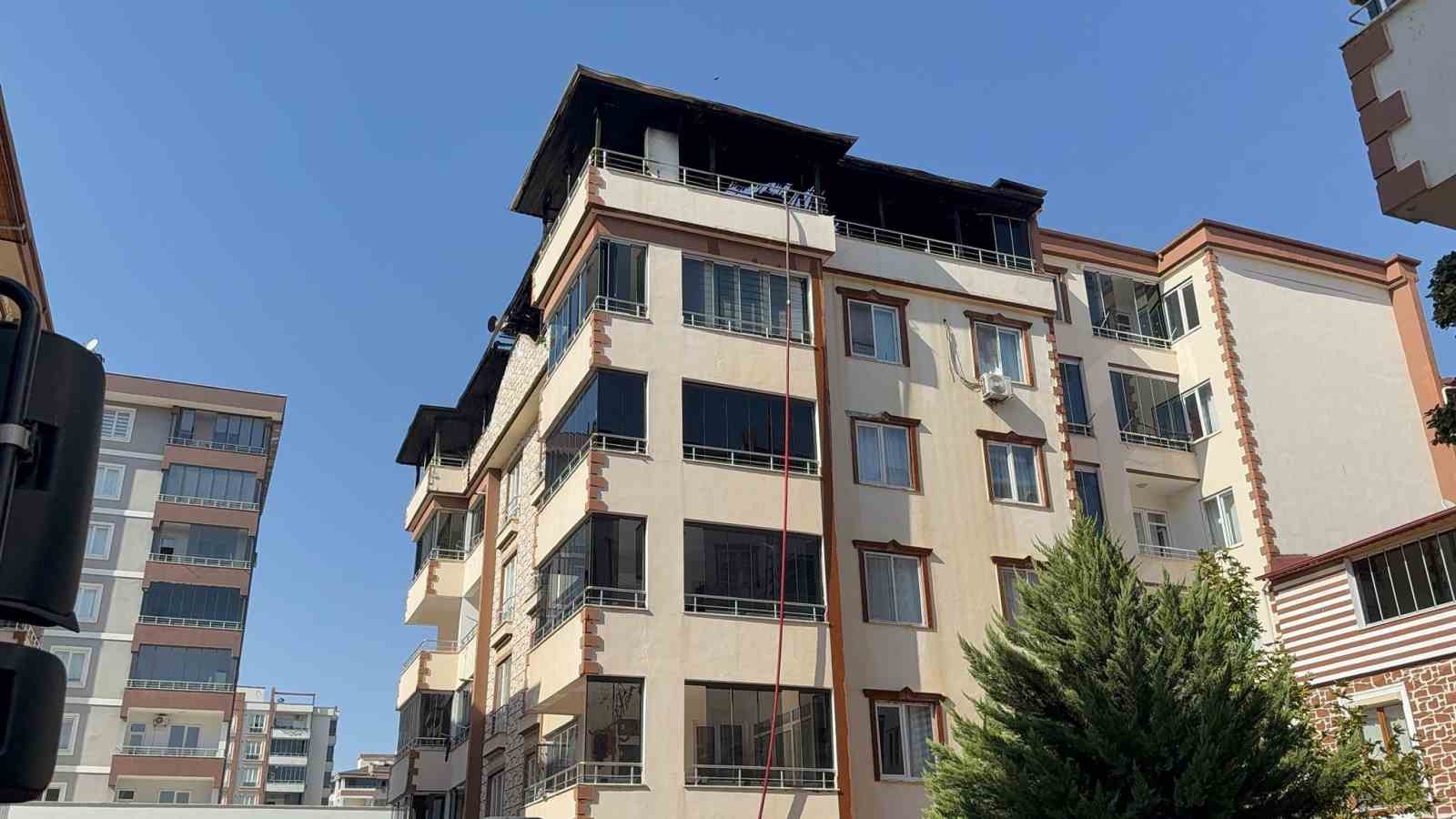 Gaziantep’te 4 katlı binanın terasında yangın