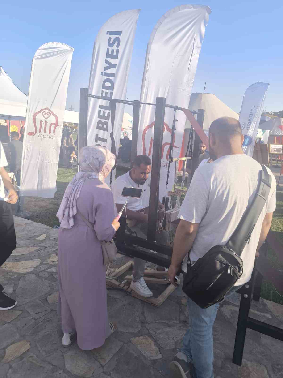 Siirt&rsquo;in y&ouml;resel &uuml;r&uuml;nleri Ahlat&rsquo;ta yoğun ilgi g&ouml;rd&uuml;
