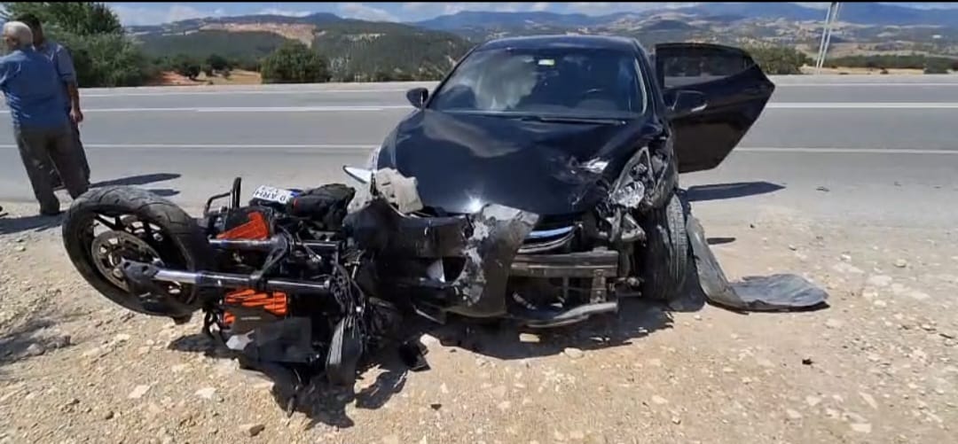 Emet&rsquo;te otomobille motosiklet &ccedil;arpıştı: 1 yaralı
