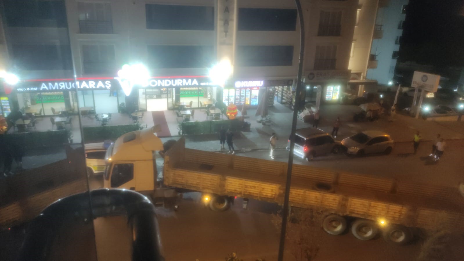 Freni çekilmeyen tır geri geri gitti, araçlara zarar verdi