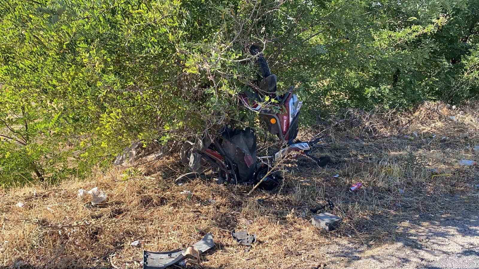 Aracın &ccedil;arptığı motosikletin s&uuml;r&uuml;c&uuml;s&uuml; hayatını kaybetti
