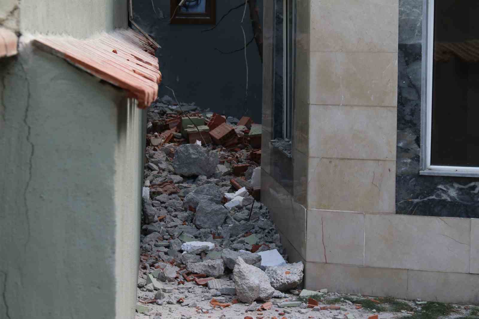 Yıkılan binanın molozları cami bah&ccedil;esine d&ouml;k&uuml;ld&uuml;
