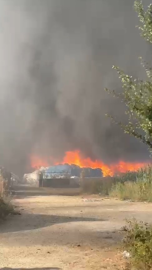 Depoda çıkan yangında gökyüzünü siyah dumanlar kapladı