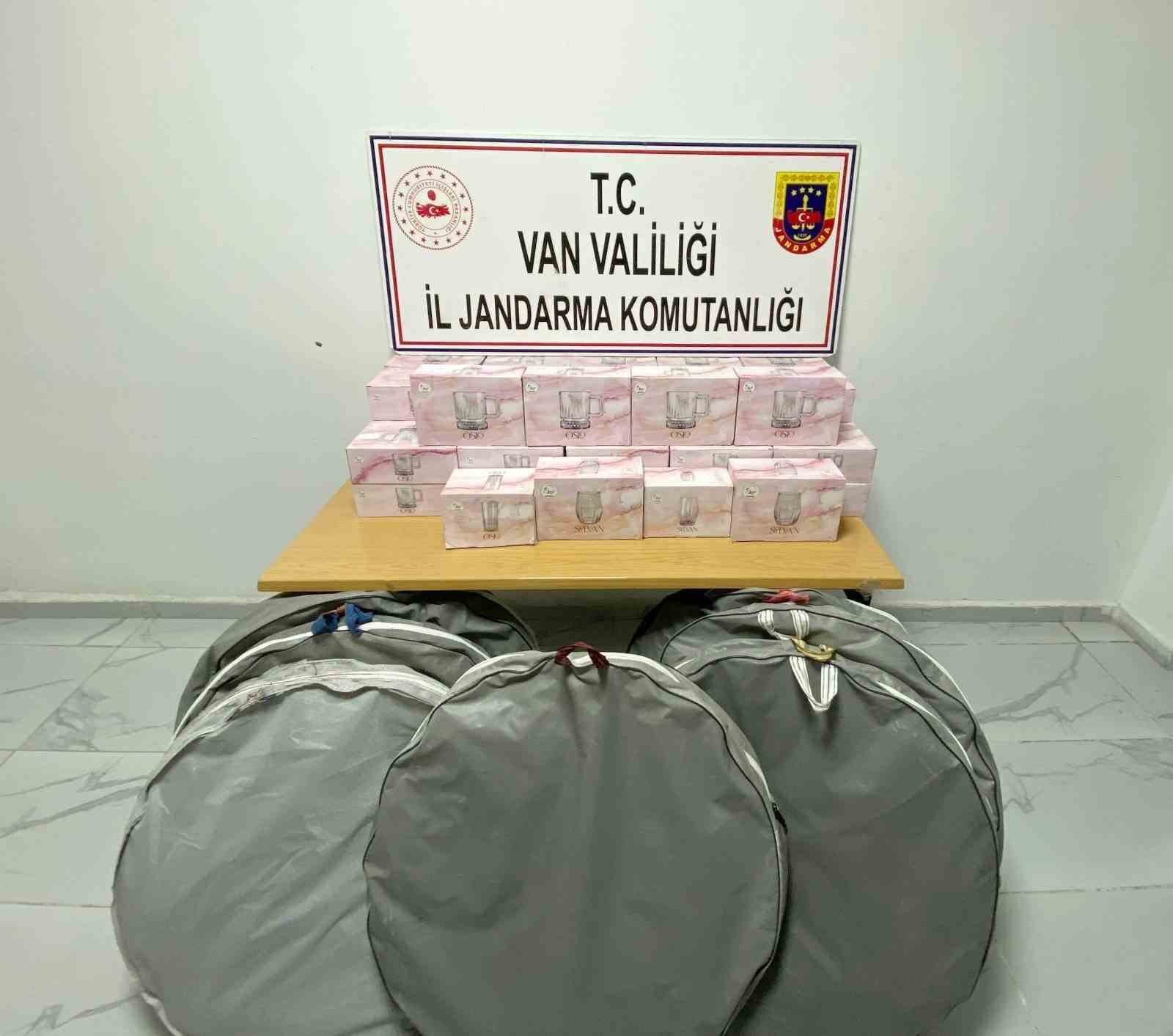 Van&rsquo;da &ccedil;ok sayıda g&uuml;mr&uuml;k ka&ccedil;ağı malzeme ele ge&ccedil;irildi
