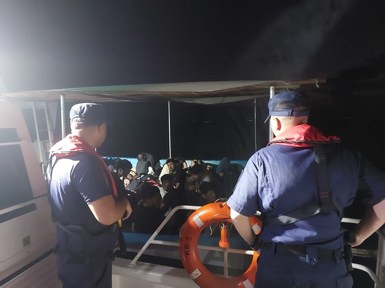 Çanakkale’de 56 kaçak göçmen ve 4 göçmen kaçakçısı yakalandı