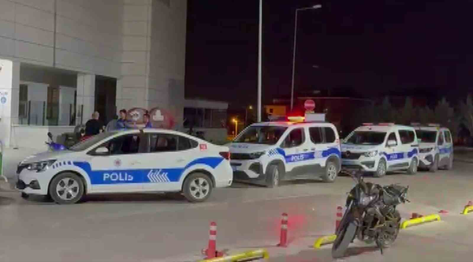 Kayınbiraderine kızdı, hastane &ouml;n&uuml;nde havaya ateş a&ccedil;tı
