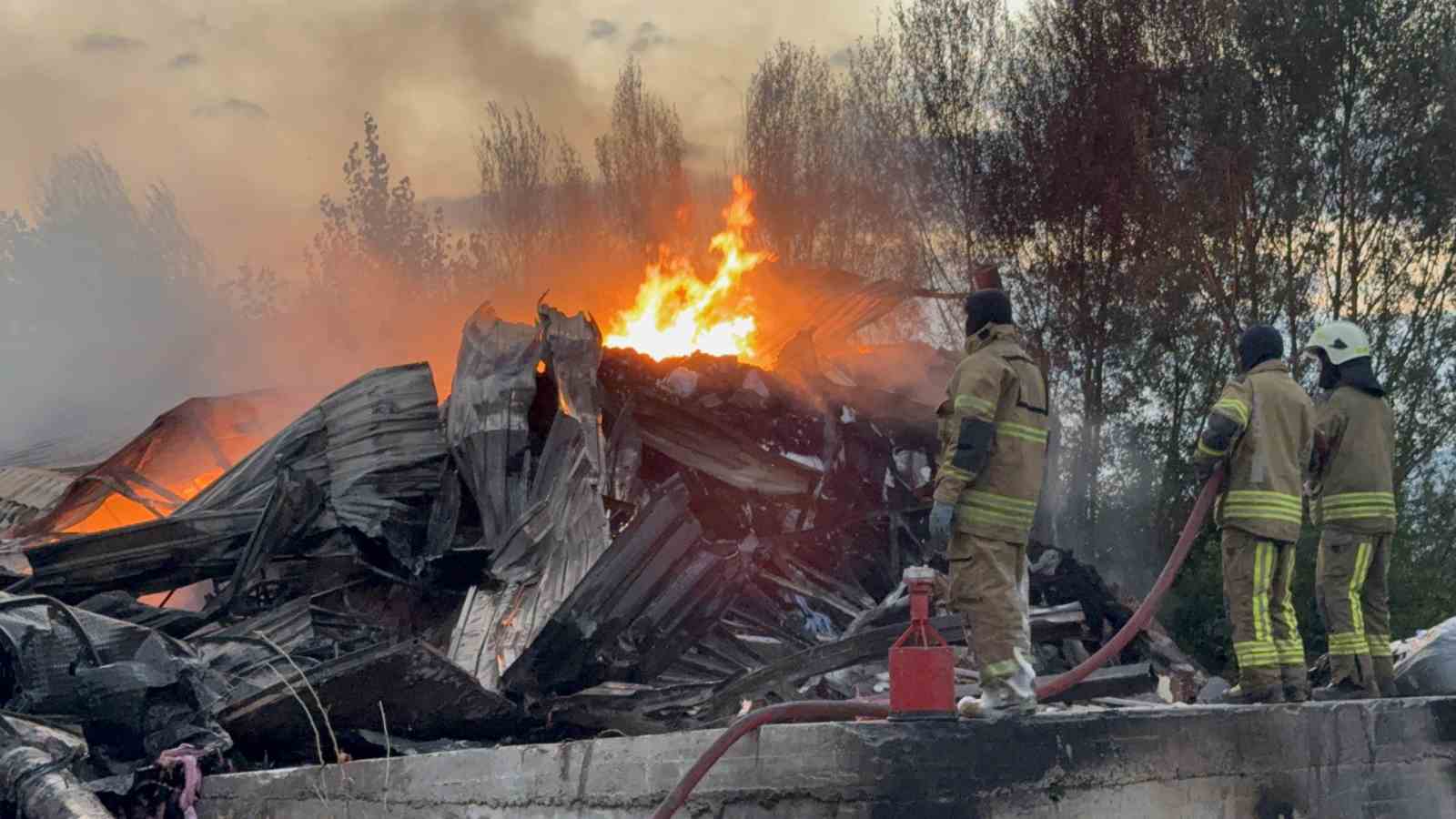 Tokat’ta kumaş geri dönüşüm deposunda çıkan yangın kontrol altına alındı
