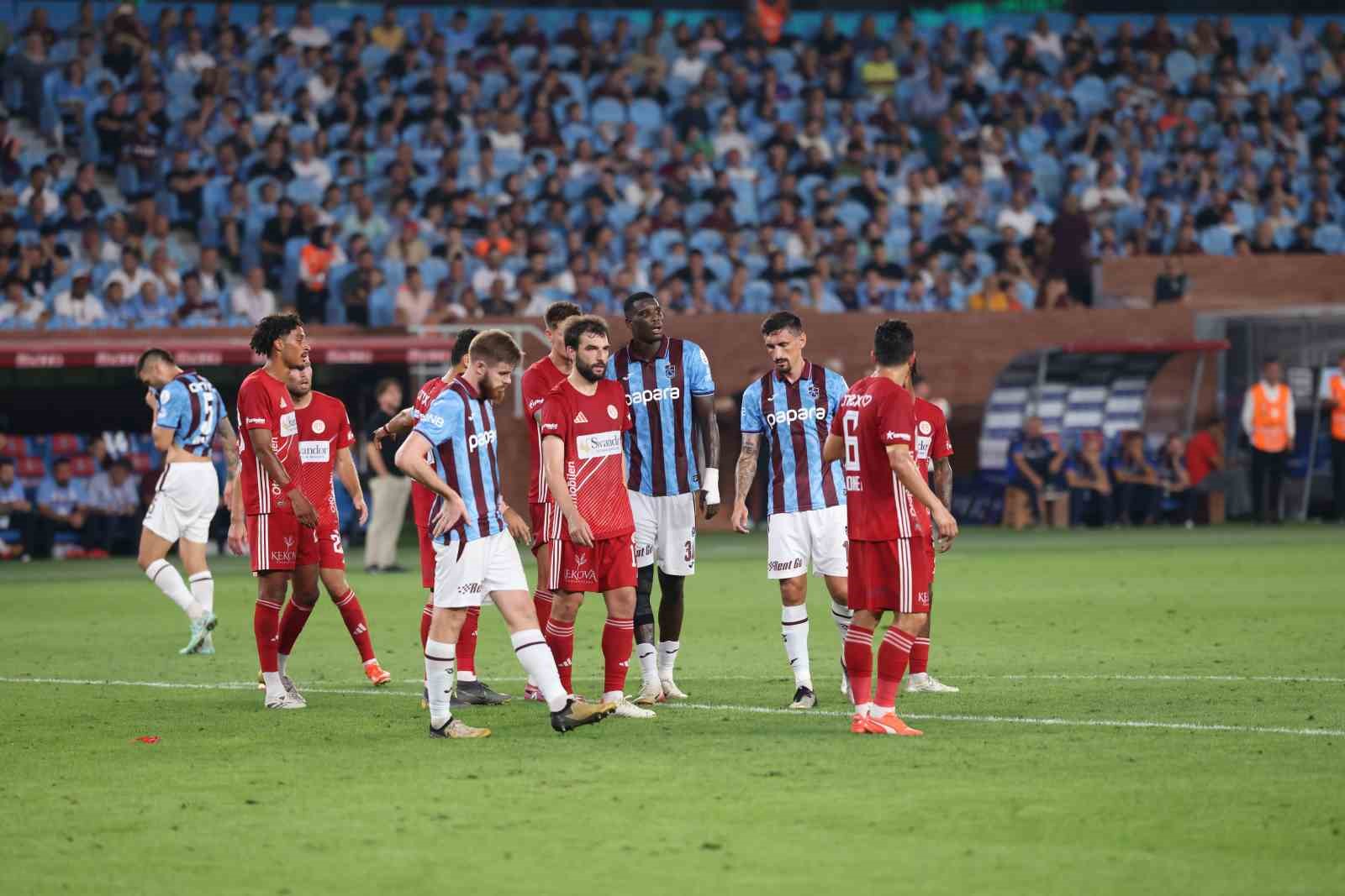 Trendyol Süper Lig: Trabzonspor: 1 - Antalyaspor: 0 (İlk yarı)