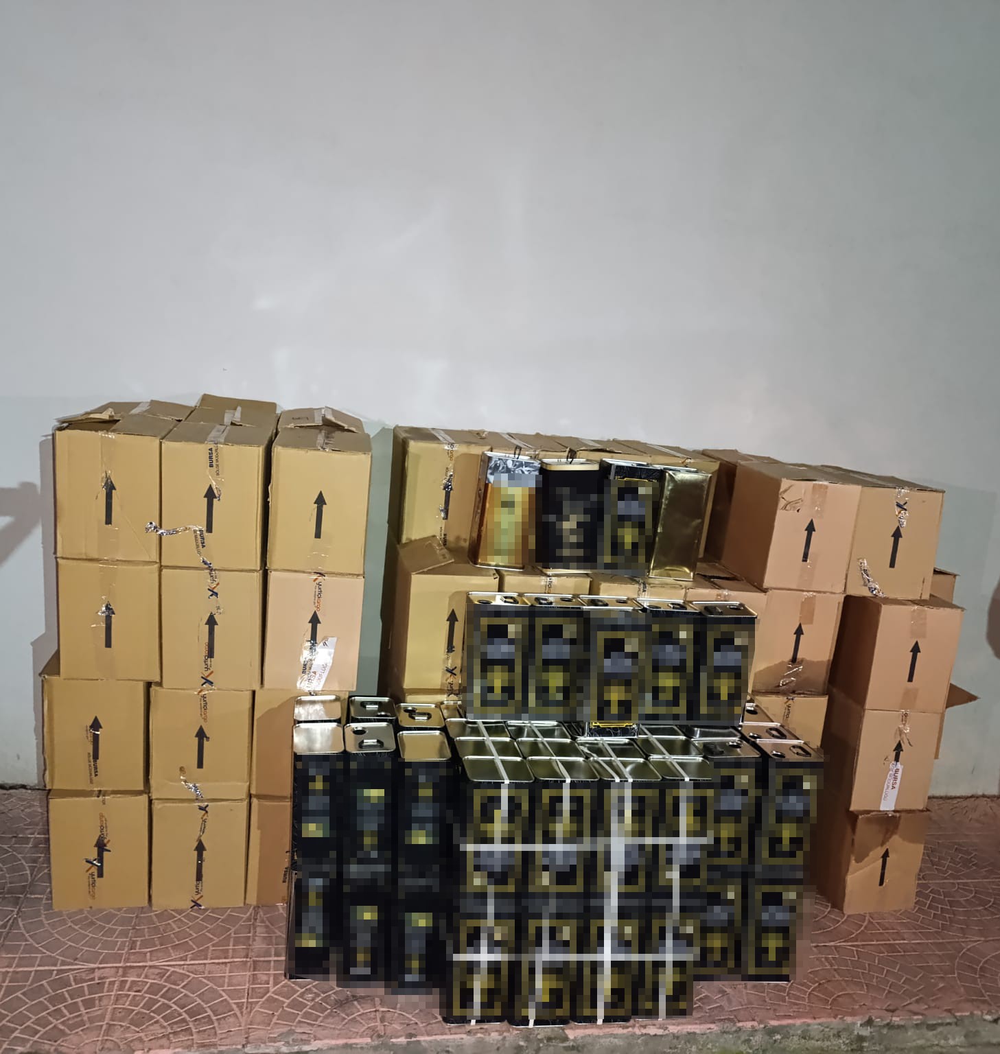 Edremit’te taklit ve tağşiş 15 bin 365 litre zeytinyağı ele geçirildi