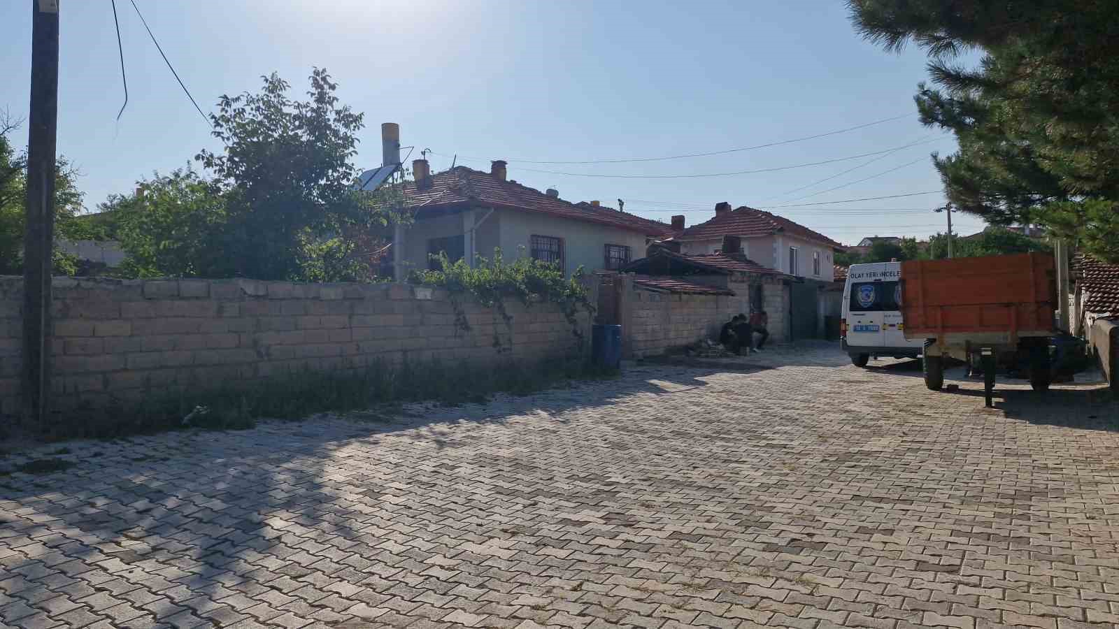 Yalnız yaşayan adam evinde &ouml;l&uuml; bulundu
