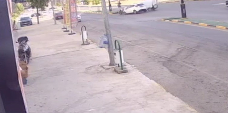 Hafif ticari araçla çarpışan otomobil apartmanın bahçesine uçtu: 3 yaralı