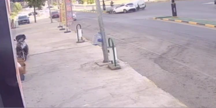 Hafif ticari ara&ccedil;la &ccedil;arpışan otomobil apartmanın bah&ccedil;esine u&ccedil;tu: 3 yaralı
