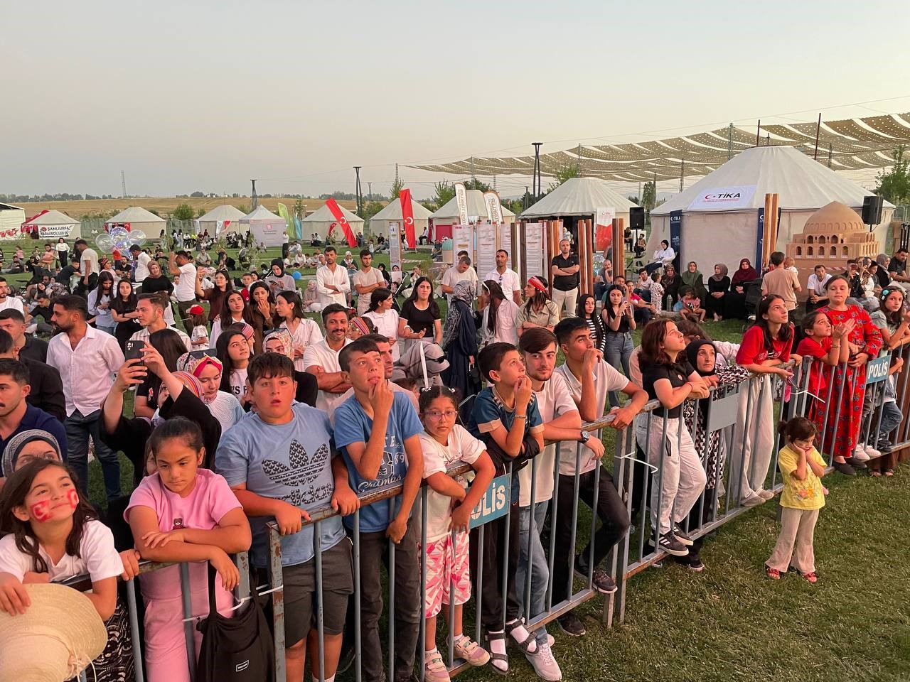 Malazgirt Zaferi&rsquo;nin 954. yıl d&ouml;n&uuml;m&uuml; kutlamalarında coşkulu konser
