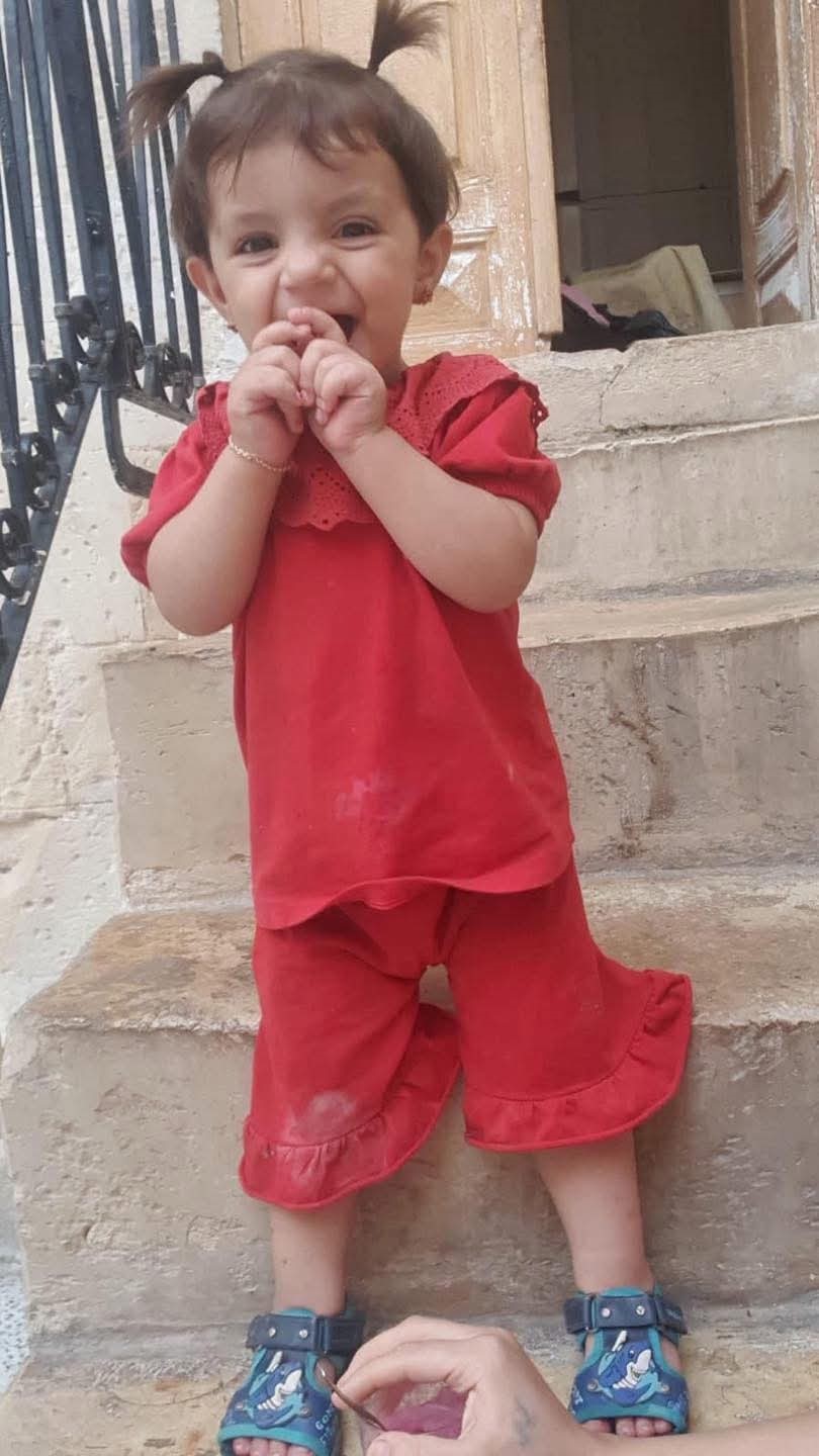 Kilis&rsquo;te d&uuml;n akşam saatlerinden beri kayıp olan 2 yaşındaki Arıc Aljaroukh adlı kız &ccedil;ocuğu, evine yakın metruk bir binadaki kuyuda &ouml;l&uuml; bulundu.
