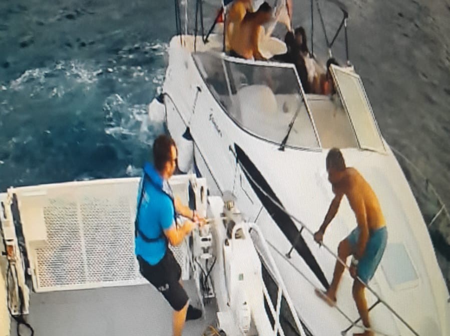 Marmaris&rsquo;te denizde arızalanan teknedeki vatandaşlar polis botu ile kurtarıldı
