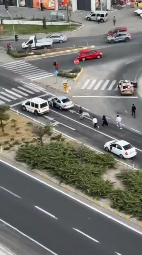 Trafikteki tartışma kameralara yansıdı