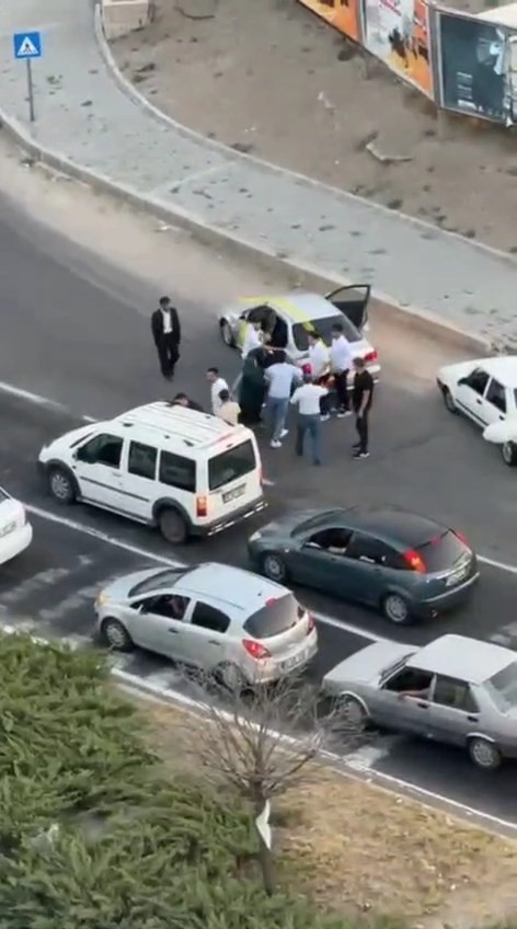 Trafikteki tartışma kameralara yansıdı