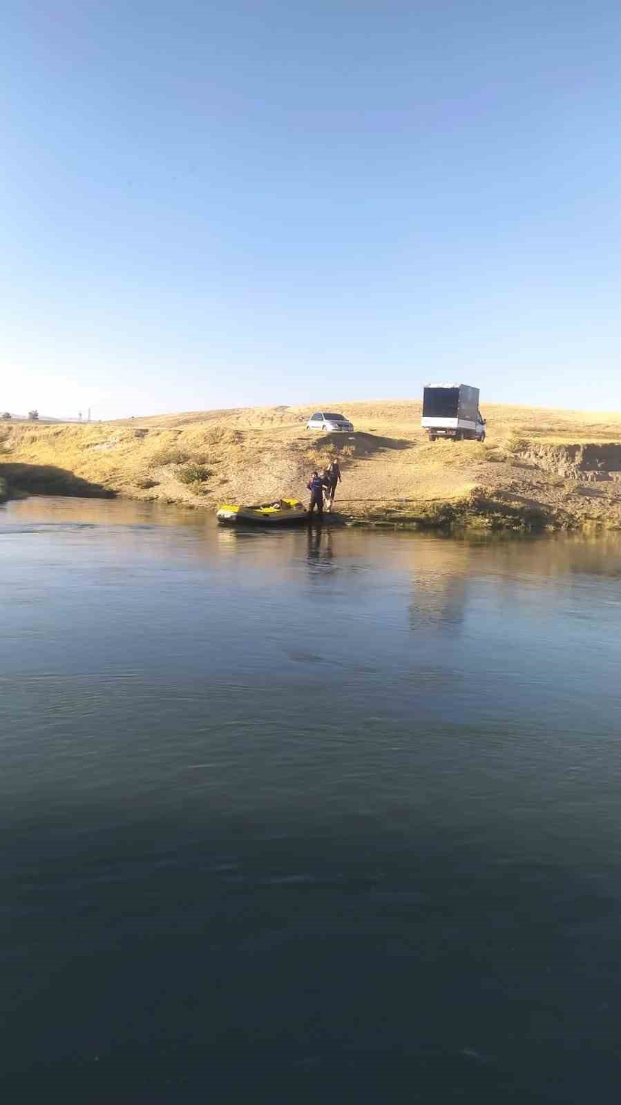 Muş&rsquo;ta 3 kişi nehrin ortasında mahsur kaldı
