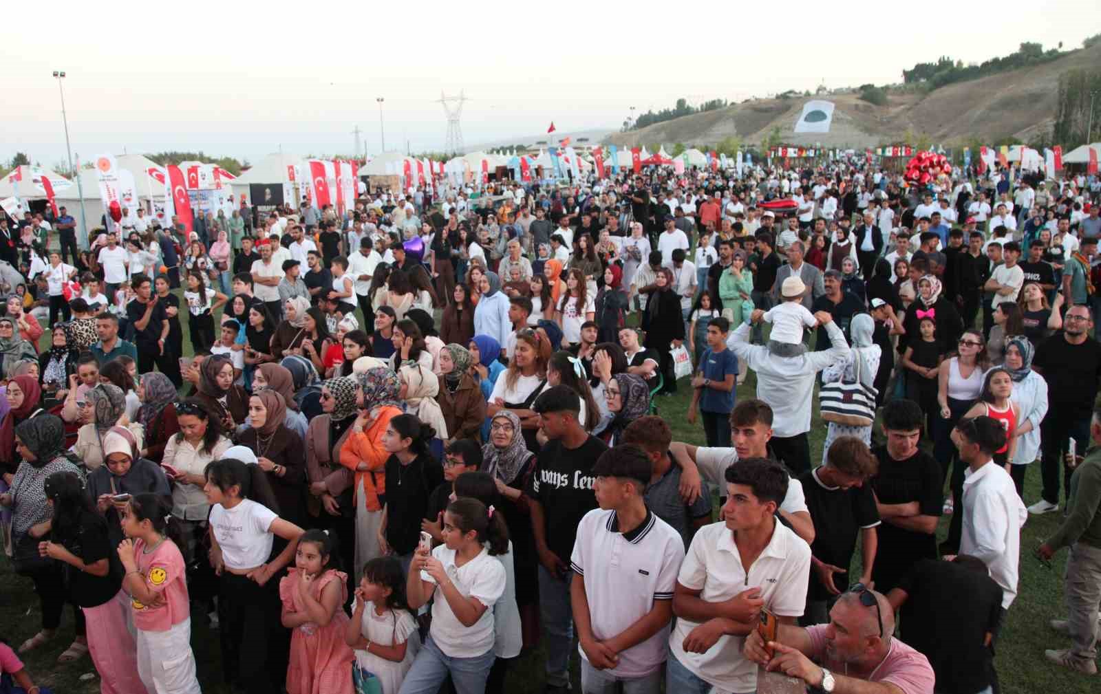 Sanat&ccedil;ı G&uuml;rhan &Ouml;t&uuml;n&rsquo;&uuml;n, Ahlat konseri b&uuml;y&uuml;k ilgi g&ouml;rd&uuml;
