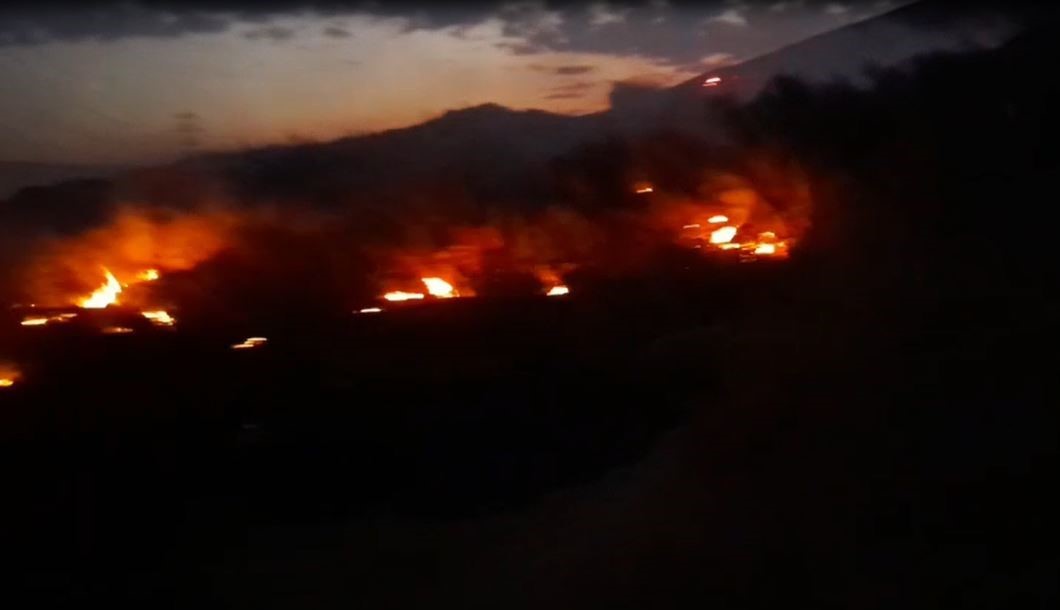 Ardahan’da anız ve fidanlık yangını geceyi aydınlattı
