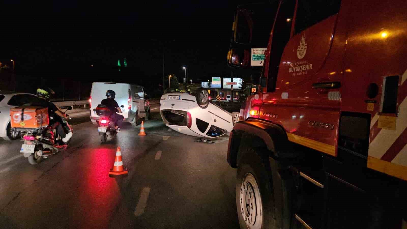 Şişli&rsquo;de kontrolden &ccedil;ıkan ara&ccedil; kaldırıma &ccedil;arparak takla attı
