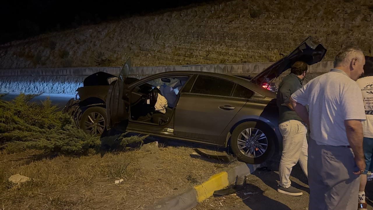 Ters yola giren otomobil, karşı y&ouml;nden gelen başka araca &ccedil;arptı: 1 yaralı
